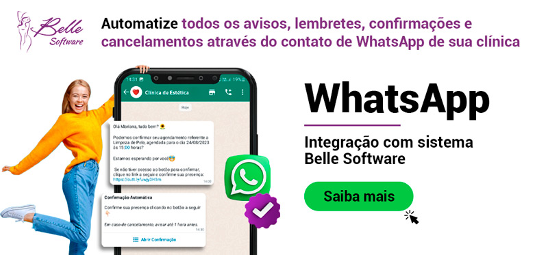 mulher sorrindo com um celular gigante e uma conversa de whatsapp aberta sobre automatizar msg na clínica de estética