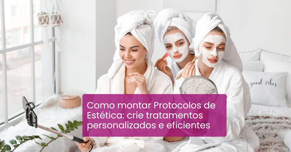 Três mulheres realizando uma rotina de cuidados com a pele e gravando conteúdo para as redes sociais, ilustrando a criação de protocolos de estética personalizados para oferecer tratamentos mais eficientes, seguros e alinhados às necessidades de cada cliente.